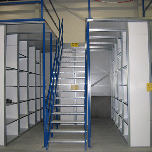 magazijnstelling met trap